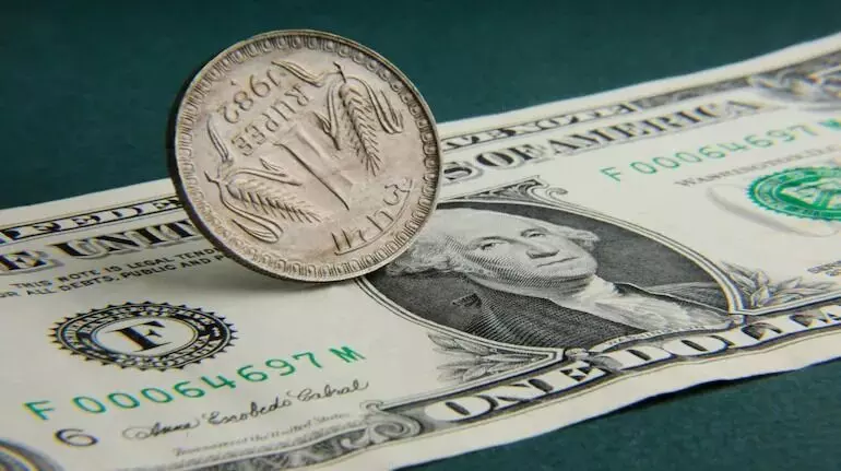 Rupee Depreciation: రికార్డు క్రియేట్ చేసిన రూపాయి.. ఫస్ట్ టైం డాలర్తో 90 మార్కు దాటి పతనం Rupee Depreciation: రికార్డు క్రియేట్ చేసిన రూపాయి.. ఫస్ట్ టైం డాలర్తో 90 మార్కు దాటి పతనం