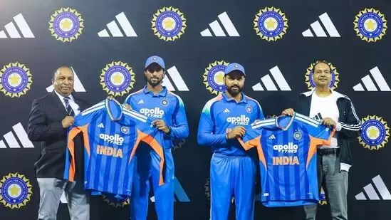 Team India Unveils New Jersey: టీ20 వరల్డ్ కప్ కు టీమిండియా కొత్త జెర్సీ Team India Unveils New Jersey: టీ20 వరల్డ్ కప్ కు టీమిండియా కొత్త జెర్సీ