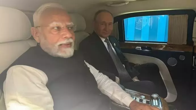 PM Modi - Putin : రూ.5.5 కోట్ల కారు వదిలి పీఎం మోదీతో వైట్ ఫార్చ్యూనర్లో పుతిన్.. కారణం ఇదే PM Modi - Putin : రూ.5.5 కోట్ల కారు వదిలి పీఎం మోదీతో వైట్ ఫార్చ్యూనర్లో పుతిన్.. కారణం ఇదే