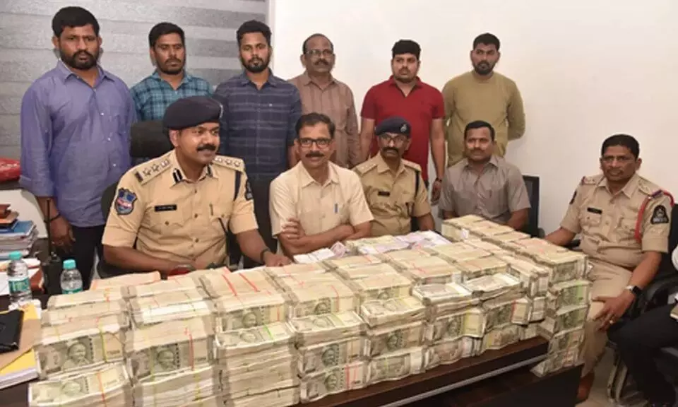 Pushpa-Style Hawala Chase in Secunderabad: సికింద్రాబాద్లో పుష్ప స్టైల్ హవాలా రేస్.. 15 కి.మీ. వెంటాడి పోలీసులు కోట్ల రూపాయలు స్వాధీనం! Pushpa-Style Hawala Chase in Secunderabad: సికింద్రాబాద్లో పుష్ప స్టైల్ హవాలా రేస్.. 15 కి.మీ. వెంటాడి పోలీసులు కోట్ల రూపాయలు స్వాధీనం!