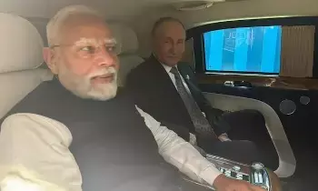 PM Modi - Putin : రూ.5.5 కోట్ల కారు వదిలి పీఎం మోదీతో వైట్ ఫార్చ్యూనర్లో పుతిన్.. కారణం ఇదే PM Modi - Putin : రూ.5.5 కోట్ల కారు వదిలి పీఎం మోదీతో వైట్ ఫార్చ్యూనర్లో పుతిన్.. కారణం ఇదే