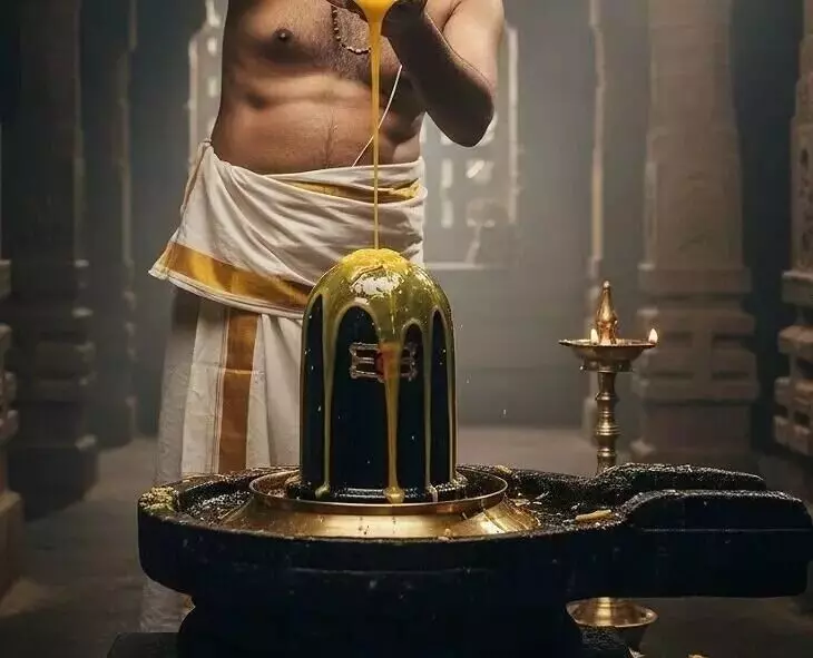 Performing Abhishekam to the Shiva Linga: శివలింగానికి అభిషేకం చేసేటపుడు ఏ దిక్కున ఉండాలి Performing Abhishekam to the Shiva Linga: శివలింగానికి అభిషేకం చేసేటపుడు ఏ దిక్కున ఉండాలి