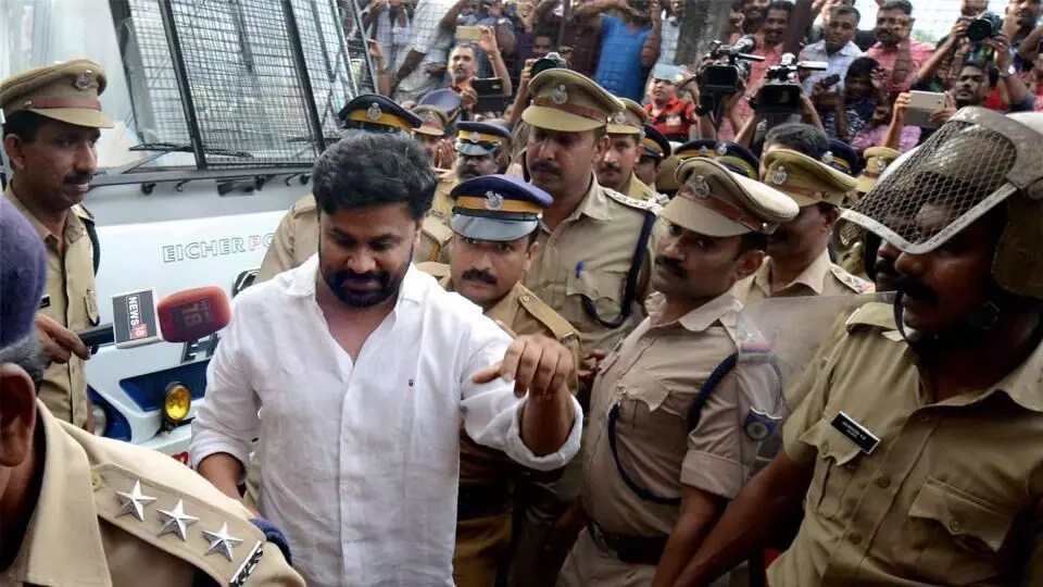 Malayalam Actor Dileep: లైంగిక వేధింపుల కేసులో దిలీప్ కు ఊరట Malayalam Actor Dileep: లైంగిక వేధింపుల కేసులో దిలీప్ కు ఊరట