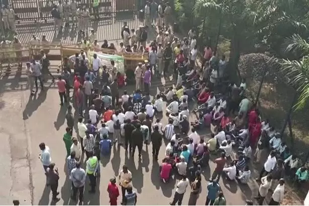 Protests Intensify at Gangavaram Port Gate as Fishermen Agitate: గంగవరం పోర్టు గేటు వద్ద మత్స్యకారుల ఆందోళన తీవ్రం.. చర్చలకు ఆహ్వానించిన యాజమాన్యం Protests Intensify at Gangavaram Port Gate as Fishermen Agitate: గంగవరం పోర్టు గేటు వద్ద మత్స్యకారుల ఆందోళన తీవ్రం.. చర్చలకు ఆహ్వానించిన యాజమాన్యం