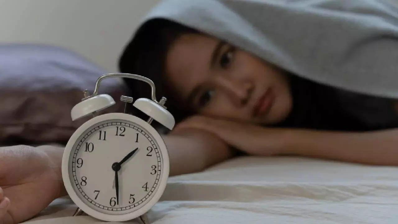 Sleeping Less Than 6 Hours: 6 గంటల కంటే తక్కువ నిద్రపోతే మీరు కొని తెచ్చుకునే ప్రమాదాలు ఇవే.. Sleeping Less Than 6 Hours: 6 గంటల కంటే తక్కువ నిద్రపోతే మీరు కొని తెచ్చుకునే ప్రమాదాలు ఇవే..