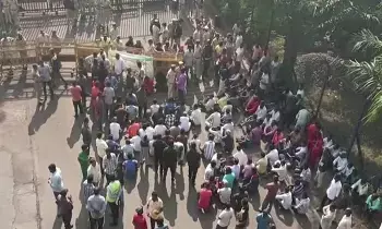 Protests Intensify at Gangavaram Port Gate as Fishermen Agitate: గంగవరం పోర్టు గేటు వద్ద మత్స్యకారుల ఆందోళన తీవ్రం.. చర్చలకు ఆహ్వానించిన యాజమాన్యం Protests Intensify at Gangavaram Port Gate as Fishermen Agitate: గంగవరం పోర్టు గేటు వద్ద మత్స్యకారుల ఆందోళన తీవ్రం.. చర్చలకు ఆహ్వానించిన యాజమాన్యం