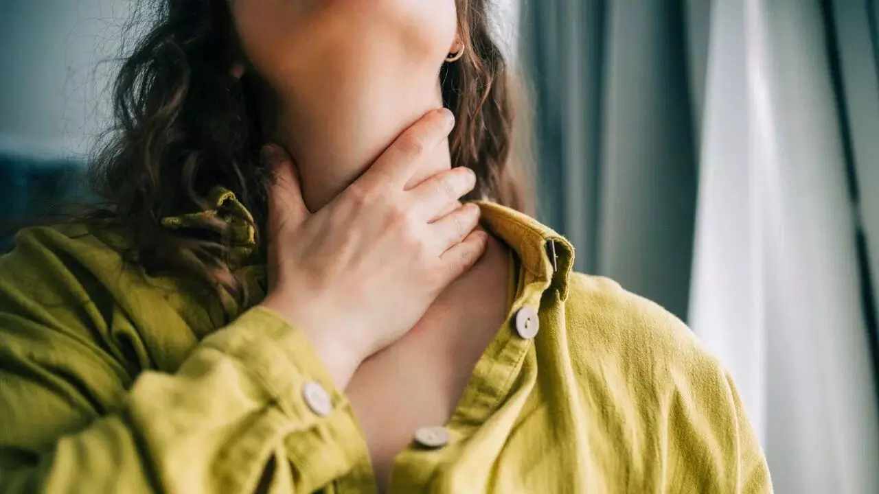 Winter Sore Throat and Cough: చలికాలంలో వేధించే గొంతు నొప్పి, దగ్గుకు చెక్! ఇంట్లో లభించే సహజ ఔషధాలు ఇవే.. Winter Sore Throat and Cough: చలికాలంలో వేధించే గొంతు నొప్పి, దగ్గుకు చెక్! ఇంట్లో లభించే సహజ ఔషధాలు ఇవే..