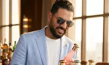 Yuvraj Singh : యువరాజ్ సింగ్ ఫినో టకీలా బ్రాండ్ ఆవిష్కరణ..ఒక బాటిల్ తాగాలంటే నెల జీతం పెట్టాల్సిందే Yuvraj Singh : యువరాజ్ సింగ్ ఫినో టకీలా బ్రాండ్ ఆవిష్కరణ..ఒక బాటిల్ తాగాలంటే నెల జీతం పెట్టాల్సిందే