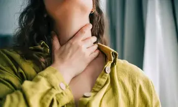 Winter Sore Throat and Cough: చలికాలంలో వేధించే గొంతు నొప్పి, దగ్గుకు చెక్! ఇంట్లో లభించే సహజ ఔషధాలు ఇవే.. Winter Sore Throat and Cough: చలికాలంలో వేధించే గొంతు నొప్పి, దగ్గుకు చెక్! ఇంట్లో లభించే సహజ ఔషధాలు ఇవే..
