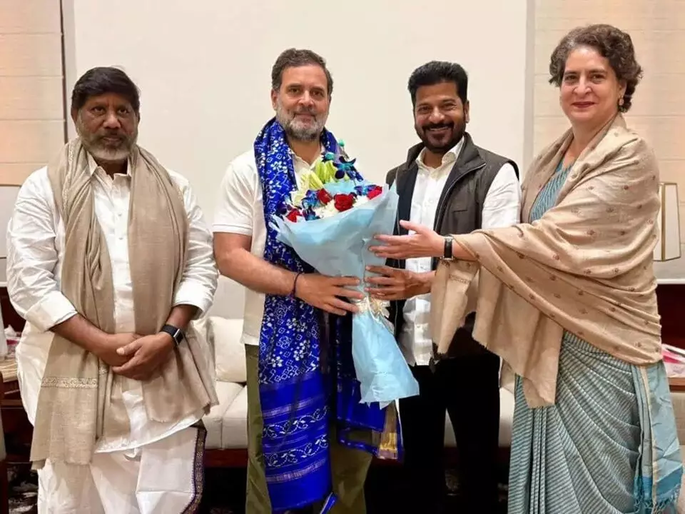 Messi ‘GOAT India Tour’: మెస్సీ ‘గోట్ ఇండియా టూర్’: రాహుల్, ప్రియాంక గాంధీలను ఆహ్వానించానని సీఎం రేవంత్ రెడ్డి వెల్లడి Messi ‘GOAT India Tour’: మెస్సీ ‘గోట్ ఇండియా టూర్’: రాహుల్, ప్రియాంక గాంధీలను ఆహ్వానించానని సీఎం రేవంత్ రెడ్డి వెల్లడి