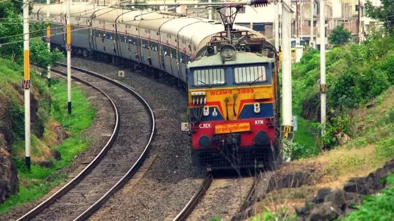 Indian Railways : టికెట్ బ్లాక్ మార్కెటింగ్ ఖతం.. రైల్వే సంచలన నిర్ణయం.. 3.02 కోట్ల ఫేక్ ఐడీలు రద్దు Indian Railways : టికెట్ బ్లాక్ మార్కెటింగ్ ఖతం.. రైల్వే సంచలన నిర్ణయం.. 3.02 కోట్ల ఫేక్ ఐడీలు రద్దు