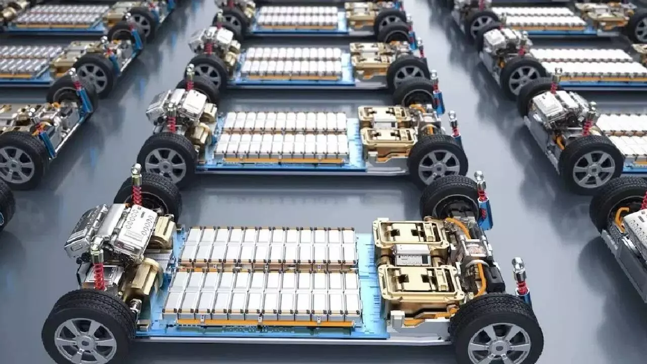 EV Battery : ఈవీ బ్యాటరీల సునామీ.. పెట్రోల్ కార్ల యుగం ముగిసినట్టేనా EV Battery : ఈవీ బ్యాటరీల సునామీ.. పెట్రోల్ కార్ల యుగం ముగిసినట్టేనా
