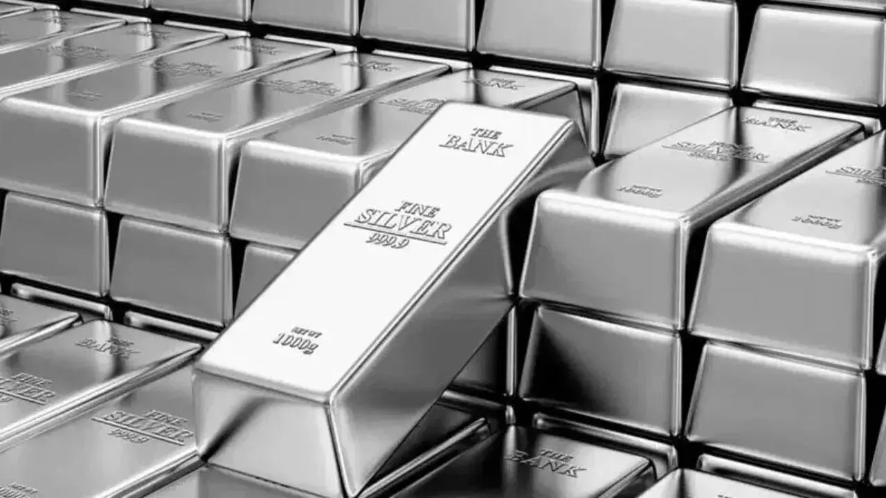 Silver Price : రూ. 2 లక్షలు వెండి ధర..20 ఏళ్లలో భారీగా పెరుగుదల..రికార్డు హైకి కారణాలేంటి? Silver Price : రూ. 2 లక్షలు వెండి ధర..20 ఏళ్లలో భారీగా పెరుగుదల..రికార్డు హైకి కారణాలేంటి?