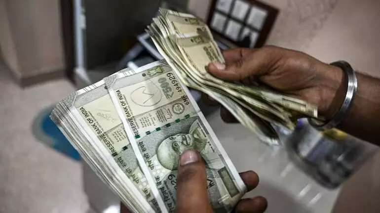 Rupee : రికార్డు కనిష్టం తర్వాత రూపాయి పవర్..డాలర్తో పోలిస్తే ఏకంగా 97 పైసలు బలం..ఆర్బీఐ చలవేనా? Rupee : రికార్డు కనిష్టం తర్వాత రూపాయి పవర్..డాలర్తో పోలిస్తే ఏకంగా 97 పైసలు బలం..ఆర్బీఐ చలవేనా?