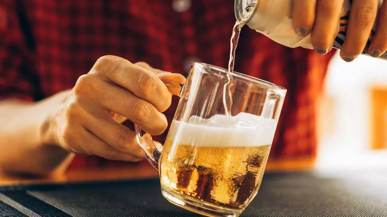 Drinking Beer to Relieve Stress: ఒత్తిడి పోవాలని బీర్ తాగుతున్నారా..? అయితే ఈ విషయాలు ఖచ్చితంగా తెలుసుకోవాల్సిందే! Drinking Beer to Relieve Stress: ఒత్తిడి పోవాలని బీర్ తాగుతున్నారా..? అయితే ఈ విషయాలు ఖచ్చితంగా తెలుసుకోవాల్సిందే!