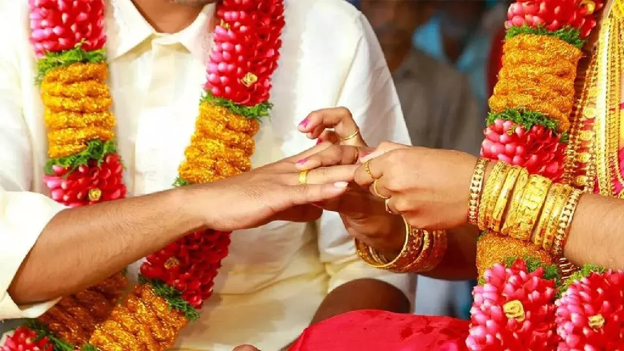 Marriage Between People of the Same Gotra: ఒకే గోత్రం వ్యక్తుల మధ్య వివాహం మంచిదేనా.. శాస్త్రాలు ఏం చెబుతున్నాయి..? Marriage Between People of the Same Gotra: ఒకే గోత్రం వ్యక్తుల మధ్య వివాహం మంచిదేనా.. శాస్త్రాలు ఏం చెబుతున్నాయి..?