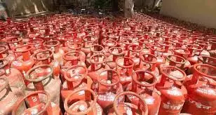 LPG Journey : పొయ్యి నుంచి సిలిండర్ దాకా.. 25 ఏళ్లలో మీ వంటగది ఎలా మారిందో తెలుసా? LPG Journey : పొయ్యి నుంచి సిలిండర్ దాకా.. 25 ఏళ్లలో మీ వంటగది ఎలా మారిందో తెలుసా?