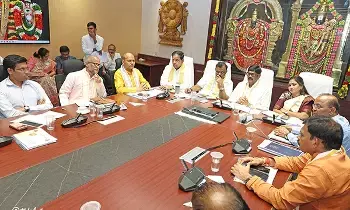 Vaikuntha Dwara Darshan: వైకుంఠ ద్వార దర్శనాల్లో సామాన్యులకే పెద్దపీట Vaikuntha Dwara Darshan: వైకుంఠ ద్వార దర్శనాల్లో సామాన్యులకే పెద్దపీట