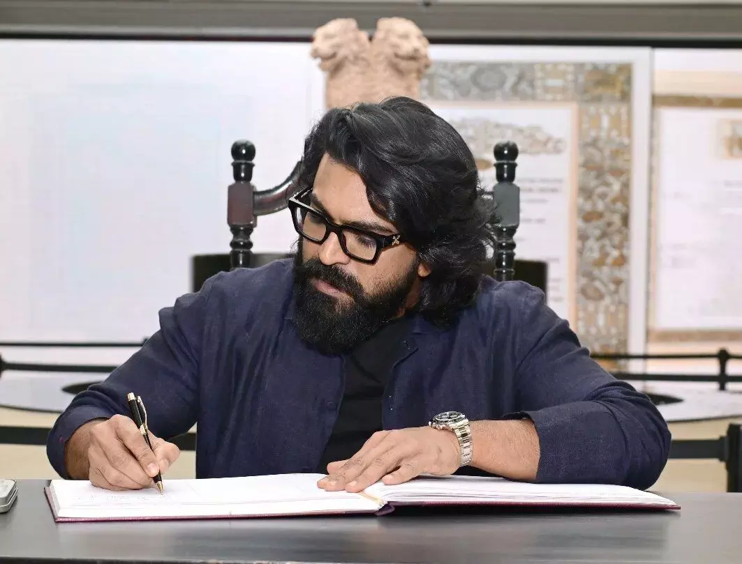 Ram Charan Creates New Sensation: ఢిల్లీ వీధుల్లో పెద్ది హంగామా.. రామ్ చరణ్ నయా సెన్సేషన్ Ram Charan Creates New Sensation: ఢిల్లీ వీధుల్లో పెద్ది హంగామా.. రామ్ చరణ్ నయా సెన్సేషన్