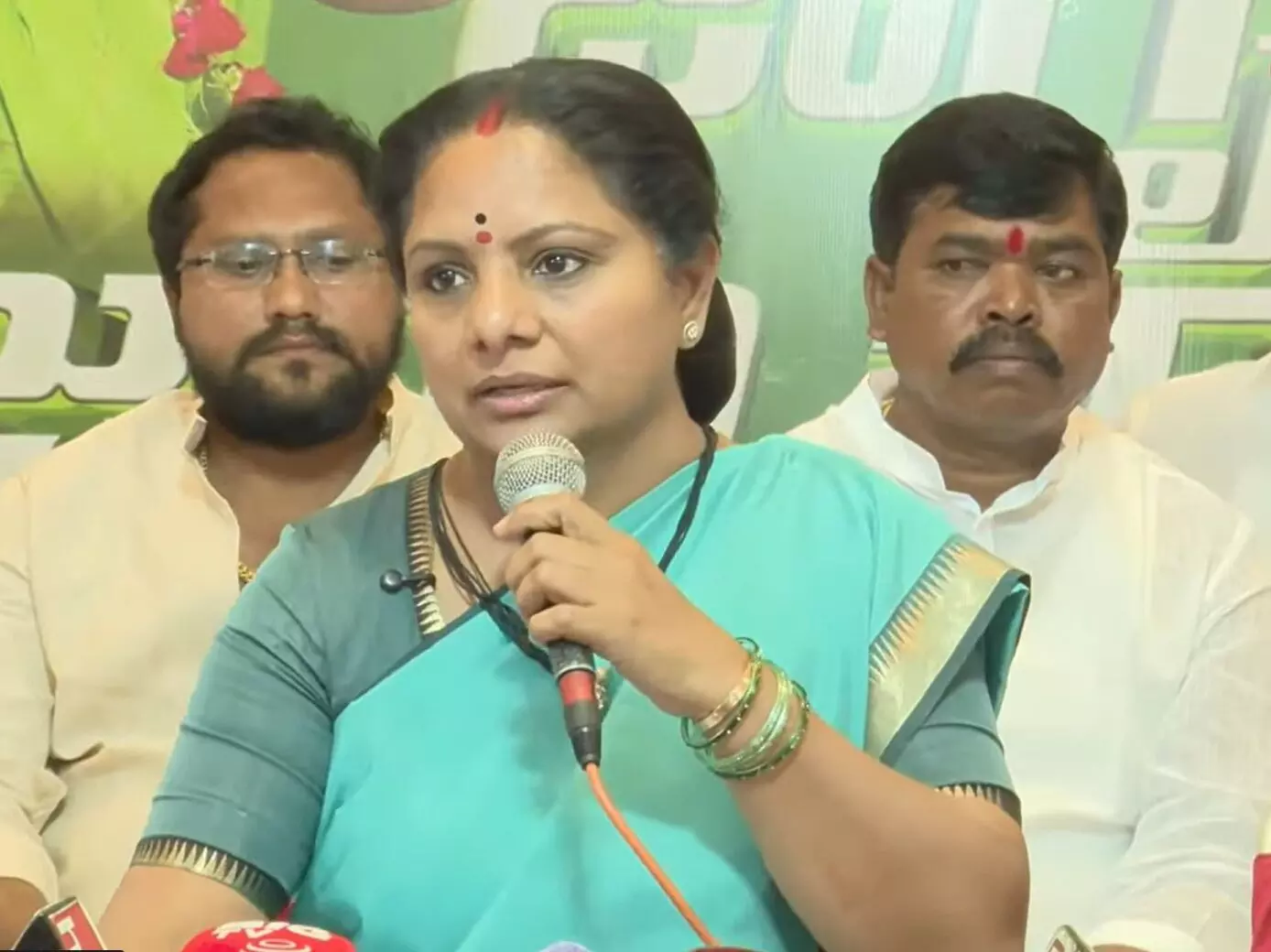 Kavitha Clarifies: బీఆర్ఎస్లోకి తిరిగి వెళ్లడంపై కవిత స్పష్టం Kavitha Clarifies: బీఆర్ఎస్లోకి తిరిగి వెళ్లడంపై కవిత స్పష్టం