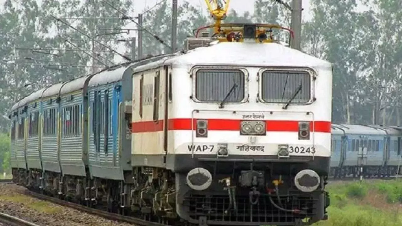 Train Fare Hike : సామాన్యుడికి షాక్.. నేటి నుంచి భారీగా పెరగనున్న రైలు టికెట్ ధరలు Train Fare Hike : సామాన్యుడికి షాక్.. నేటి నుంచి భారీగా పెరగనున్న రైలు టికెట్ ధరలు