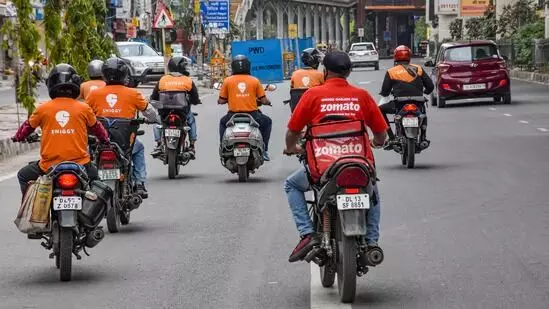 Gig Workers : మనం తింటే కడుపు నిండుతుంది..వారు తిరిగితేనే ఇల్లు గడుస్తుంది..గిగ్ వర్కర్ల గోడు వింటే కన్నీళ్లు ఆగవు Gig Workers : మనం తింటే కడుపు నిండుతుంది..వారు తిరిగితేనే ఇల్లు గడుస్తుంది..గిగ్ వర్కర్ల గోడు వింటే కన్నీళ్లు ఆగవు
