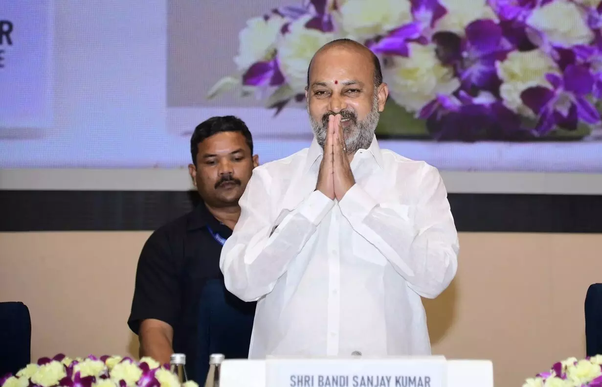 Bandi Sanjay Slams KCR: బండి సంజయ్ ధ్వజం: కృష్ణా నీటి ద్రోహం చేసింది కేసీఆరే... తెలంగాణను నాశనం చేసింది ఆయన కుటుంబమే! Bandi Sanjay Slams KCR: బండి సంజయ్ ధ్వజం: కృష్ణా నీటి ద్రోహం చేసింది కేసీఆరే... తెలంగాణను నాశనం చేసింది ఆయన కుటుంబమే!