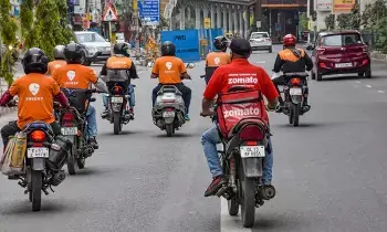 Gig Workers : మనం తింటే కడుపు నిండుతుంది..వారు తిరిగితేనే ఇల్లు గడుస్తుంది..గిగ్ వర్కర్ల గోడు వింటే కన్నీళ్లు ఆగవు Gig Workers : మనం తింటే కడుపు నిండుతుంది..వారు తిరిగితేనే ఇల్లు గడుస్తుంది..గిగ్ వర్కర్ల గోడు వింటే కన్నీళ్లు ఆగవు