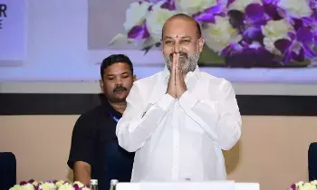 Bandi Sanjay Slams KCR: బండి సంజయ్ ధ్వజం: కృష్ణా నీటి ద్రోహం చేసింది కేసీఆరే... తెలంగాణను నాశనం చేసింది ఆయన కుటుంబమే! Bandi Sanjay Slams KCR: బండి సంజయ్ ధ్వజం: కృష్ణా నీటి ద్రోహం చేసింది కేసీఆరే... తెలంగాణను నాశనం చేసింది ఆయన కుటుంబమే!