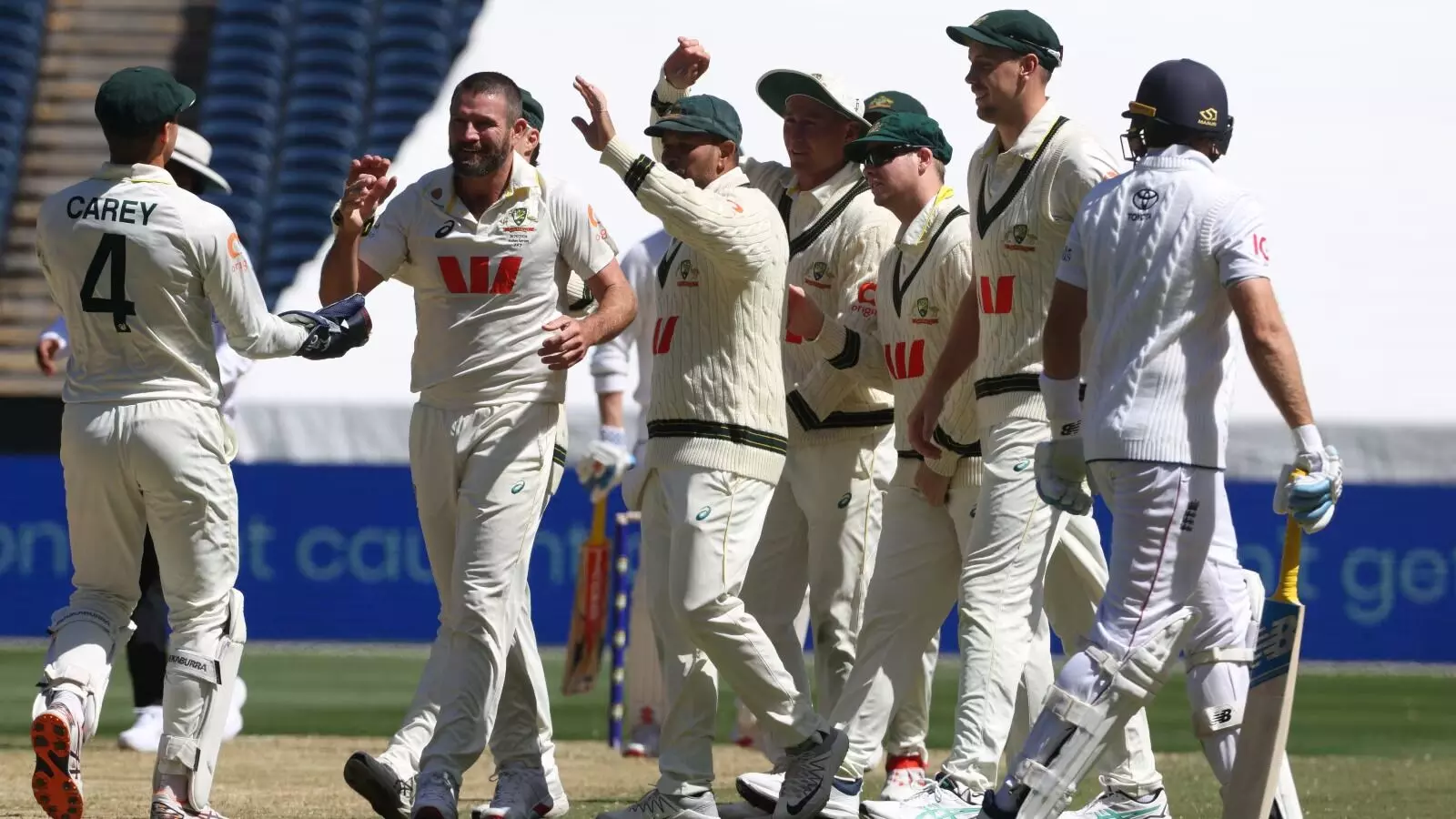 Ashes Series: ఒకే రోజు 20 వికెట్లు.. 131 ఏళ్ల రికార్డు బద్దలు Ashes Series: ఒకే రోజు 20 వికెట్లు.. 131 ఏళ్ల రికార్డు బద్దలు