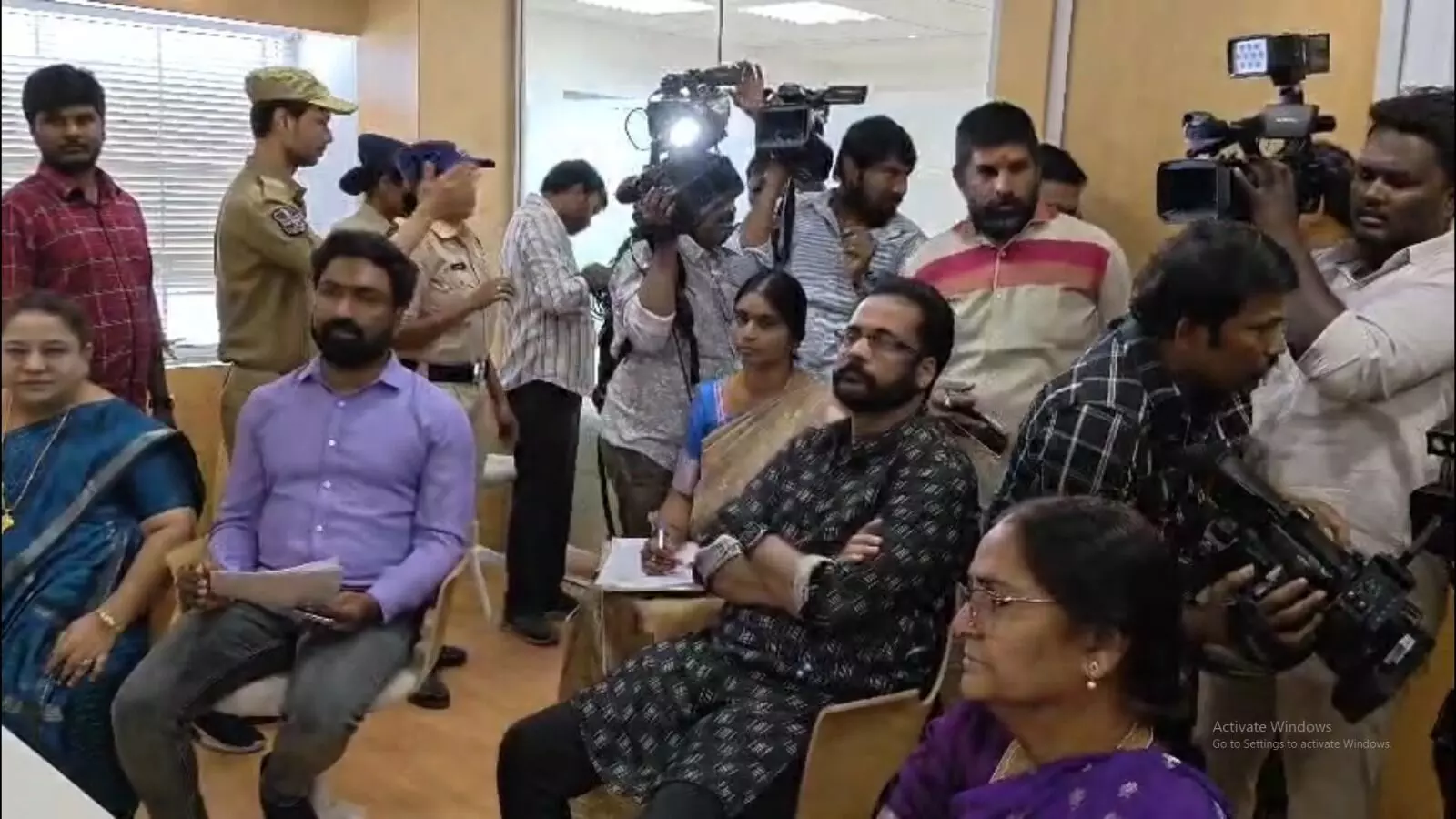 Actor Sivaji : మహిళా కమిషన్ మందు విచారణకు హాజరైన నటుడు శివాజీ Actor Sivaji : మహిళా కమిషన్ మందు విచారణకు హాజరైన నటుడు శివాజీ