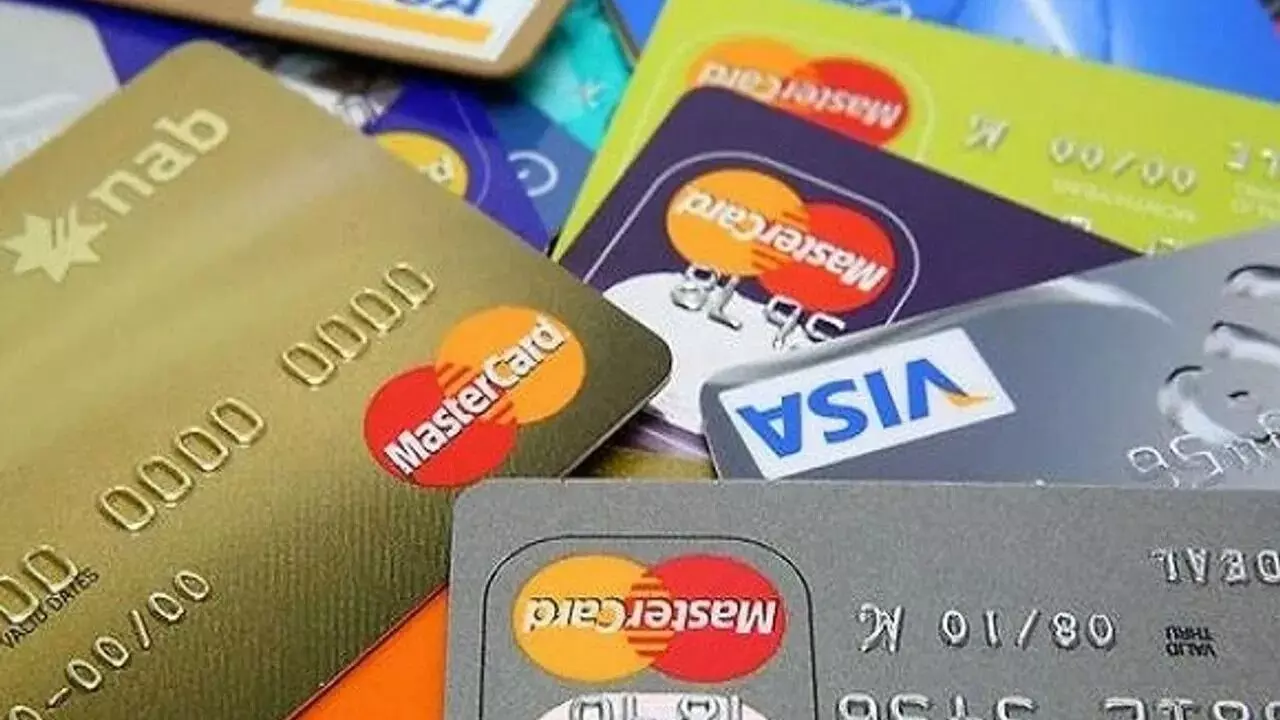 Credit Card : స్నేహితుడికి క్రెడిట్ కార్డ్ ఇస్తున్నారా?..ఐటీ నోటీసు వస్తే ఆస్తి అమ్ముకోవాల్సిందే Credit Card : స్నేహితుడికి క్రెడిట్ కార్డ్ ఇస్తున్నారా?..ఐటీ నోటీసు వస్తే ఆస్తి అమ్ముకోవాల్సిందే