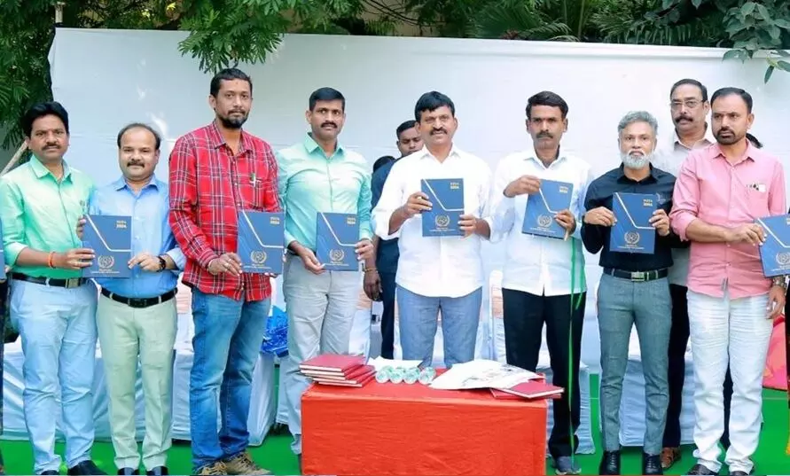 Minister Ponguleti: ప్రభుత్వ లక్ష్యాల సాధనకు రెవెన్యూ సిబ్బంది కృషి చేయాలి: మంత్రి పొంగులేటి Minister Ponguleti: ప్రభుత్వ లక్ష్యాల సాధనకు రెవెన్యూ సిబ్బంది కృషి చేయాలి: మంత్రి పొంగులేటి