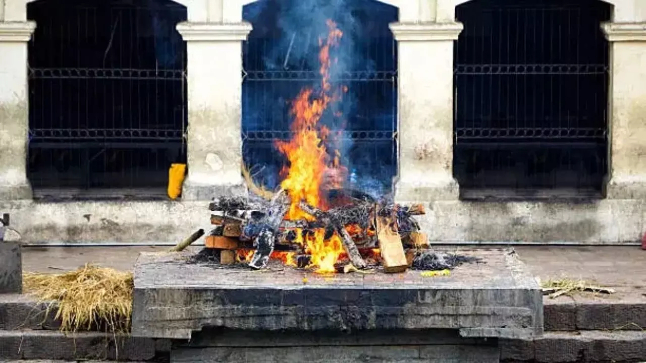 Look Back After Funeral Rites: అంత్యక్రియల తర్వాత వెనక్కి తిరిగి ఎందుకు చూడొద్దు.. దీని వెనుక ఉన్న అసలు కారణం ఇదే.. Look Back After Funeral Rites: అంత్యక్రియల తర్వాత వెనక్కి తిరిగి ఎందుకు చూడొద్దు.. దీని వెనుక ఉన్న అసలు కారణం ఇదే..