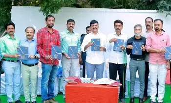 Minister Ponguleti: ప్రభుత్వ లక్ష్యాల సాధనకు రెవెన్యూ సిబ్బంది కృషి చేయాలి: మంత్రి పొంగులేటి Minister Ponguleti: ప్రభుత్వ లక్ష్యాల సాధనకు రెవెన్యూ సిబ్బంది కృషి చేయాలి: మంత్రి పొంగులేటి