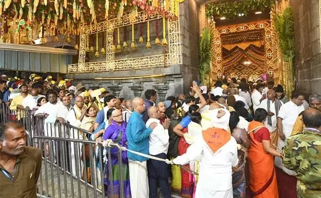 Vaikuntha Dwara Darshanams: వైకుంఠ ద్వార దర్శనాలు..తెలుగు రాష్ట్రాల్లో ఆలయాలకు పోటెత్తిన భక్తులు Vaikuntha Dwara Darshanams: వైకుంఠ ద్వార దర్శనాలు..తెలుగు రాష్ట్రాల్లో ఆలయాలకు పోటెత్తిన భక్తులు