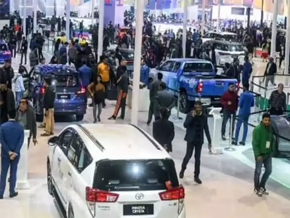 Auto Dealers: సంవత్సరాంతంలో స్థిరంగా కొనసాగుతున్న ఆటో షోరూమ్ సందడి Auto Dealers: సంవత్సరాంతంలో స్థిరంగా కొనసాగుతున్న ఆటో షోరూమ్ సందడి