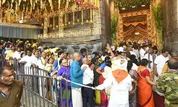 Vaikuntha Dwara Darshanams: వైకుంఠ ద్వార దర్శనాలు..తెలుగు రాష్ట్రాల్లో ఆలయాలకు పోటెత్తిన భక్తులు Vaikuntha Dwara Darshanams: వైకుంఠ ద్వార దర్శనాలు..తెలుగు రాష్ట్రాల్లో ఆలయాలకు పోటెత్తిన భక్తులు