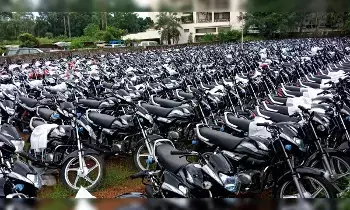 Two‑Wheeler Market : గ్రామీణ డిమాండ్తో స్థిరంగా కొనసాగుతున్న ద్విచక్ర వాహన మార్కెట్ Two‑Wheeler Market : గ్రామీణ డిమాండ్తో స్థిరంగా కొనసాగుతున్న ద్విచక్ర వాహన మార్కెట్