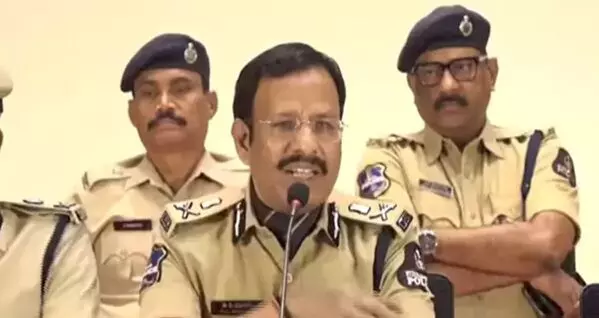 CP Sajjanar Issues Strong Warning: కొత్త ఏడాది వేడుకల్లో మద్యం తాగి డ్రైవ్ చేస్తే కఠిన శిక్షలు: సీపీ సజ్జనార్ స్ట్రిక్ట్ వార్నింగ్ CP Sajjanar Issues Strong Warning: కొత్త ఏడాది వేడుకల్లో మద్యం తాగి డ్రైవ్ చేస్తే కఠిన శిక్షలు: సీపీ సజ్జనార్ స్ట్రిక్ట్ వార్నింగ్