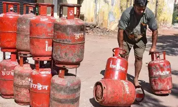LPG Price Hike : సిలిండర్ ధర మళ్ళీ వెయ్యి దాటుతుందా? అమెరికా షిప్పింగ్ ఖర్చుల భారం మన నెత్తినేనా? LPG Price Hike : సిలిండర్ ధర మళ్ళీ వెయ్యి దాటుతుందా? అమెరికా షిప్పింగ్ ఖర్చుల భారం మన నెత్తినేనా?