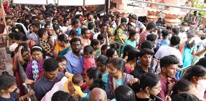 New Year Special: న్యూ ఇయర్ స్పెషల్.. ఆలయాలకు పోటెత్తిన భక్తులు New Year Special: న్యూ ఇయర్ స్పెషల్.. ఆలయాలకు పోటెత్తిన భక్తులు