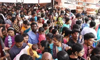 New Year Special: న్యూ ఇయర్ స్పెషల్.. ఆలయాలకు పోటెత్తిన భక్తులు New Year Special: న్యూ ఇయర్ స్పెషల్.. ఆలయాలకు పోటెత్తిన భక్తులు