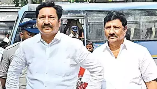 Fake Liquor Case: నకిలీ మద్య కేసు: ఆధారాల చెరపాలంటే చెరగక.. జోగి-అద్దేపల్లి బంధం బహిర్గతం! Fake Liquor Case: నకిలీ మద్య కేసు: ఆధారాల చెరపాలంటే చెరగక.. జోగి-అద్దేపల్లి బంధం బహిర్గతం!