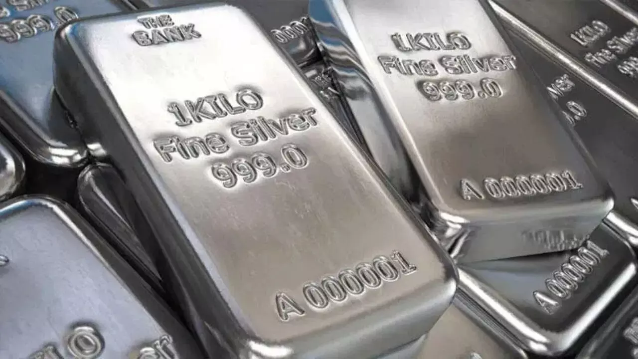 Silver Prices : బంగారం అరాచకం..వెండి విశ్వరూపం..తులం ధర వింటే కళ్ళు తిరగాల్సిందే Silver Prices : బంగారం అరాచకం..వెండి విశ్వరూపం..తులం ధర వింటే కళ్ళు తిరగాల్సిందే