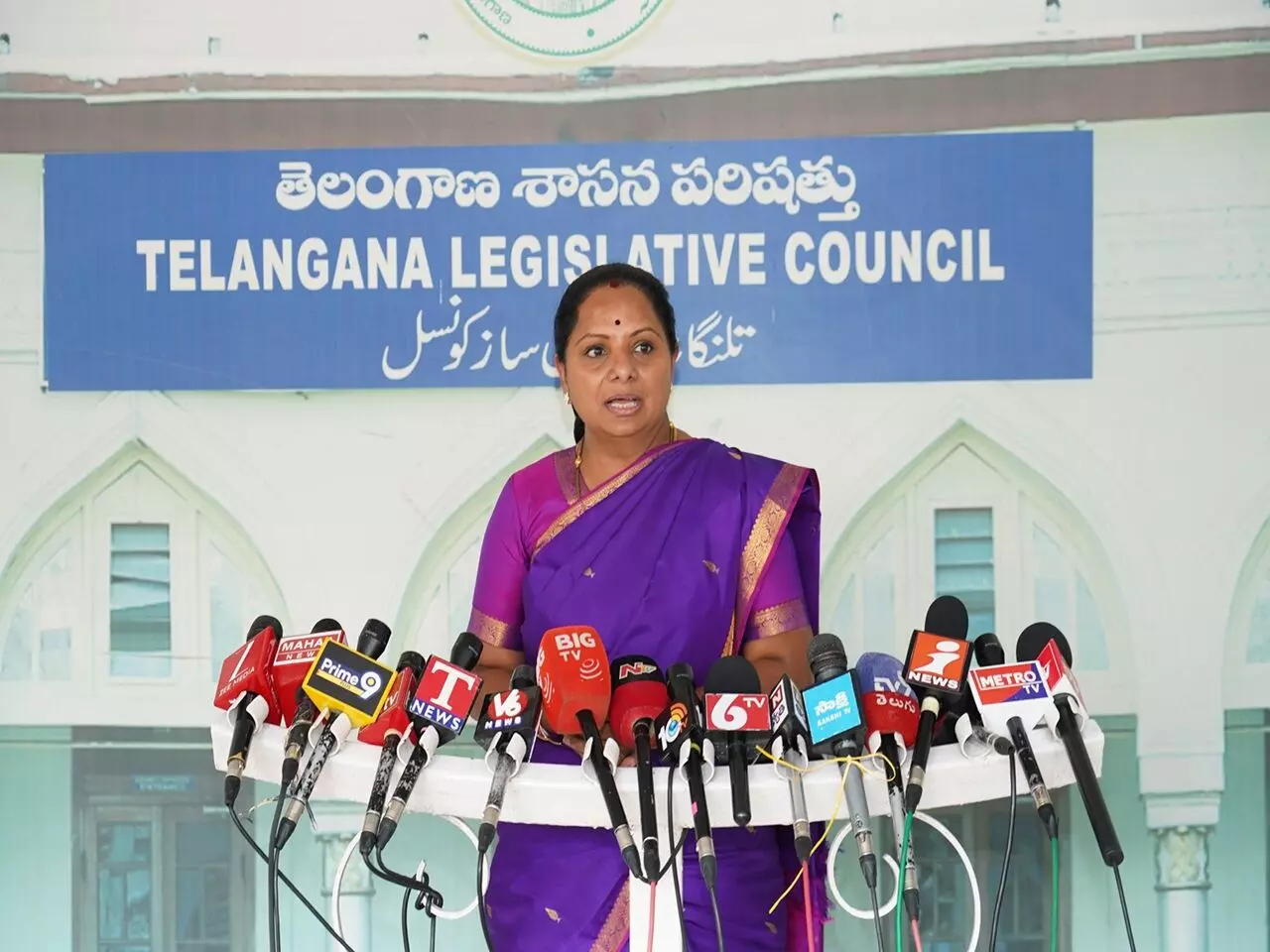 Kavitha’s Warning: కవిత హెచ్చరిక: కేసీఆర్ అసెంబ్లీకి రాకపోతే భారాసను దేవుడు కూడా కాపాడలేడు.. రేవంత్ వ్యాఖ్యలు అనుచితం Kavitha’s Warning: కవిత హెచ్చరిక: కేసీఆర్ అసెంబ్లీకి రాకపోతే భారాసను దేవుడు కూడా కాపాడలేడు.. రేవంత్ వ్యాఖ్యలు అనుచితం