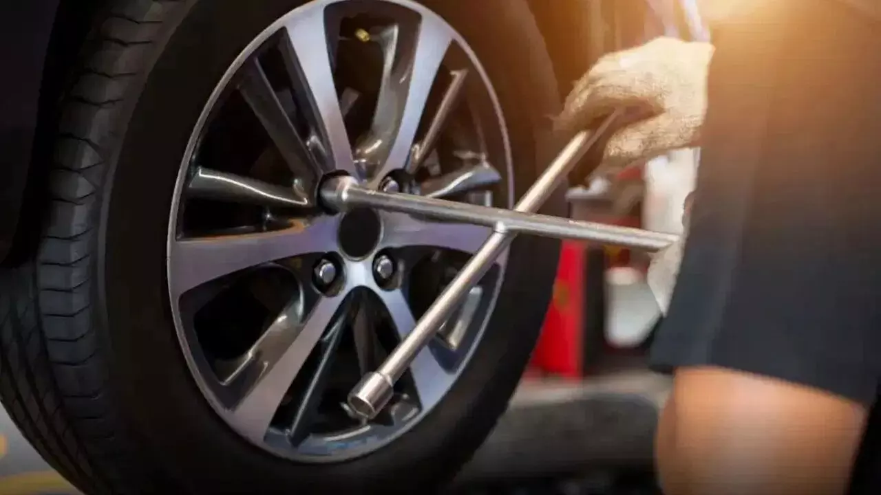 Car Tyre Safety : కారు టైర్లు ఎప్పుడు మార్చాలో కనిపెట్టండిలా..లేదంటే నడిరోడ్డుపై నరకమే Car Tyre Safety : కారు టైర్లు ఎప్పుడు మార్చాలో కనిపెట్టండిలా..లేదంటే నడిరోడ్డుపై నరకమే