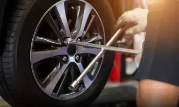 Car Tyre Safety : కారు టైర్లు ఎప్పుడు మార్చాలో కనిపెట్టండిలా..లేదంటే నడిరోడ్డుపై నరకమే Car Tyre Safety : కారు టైర్లు ఎప్పుడు మార్చాలో కనిపెట్టండిలా..లేదంటే నడిరోడ్డుపై నరకమే