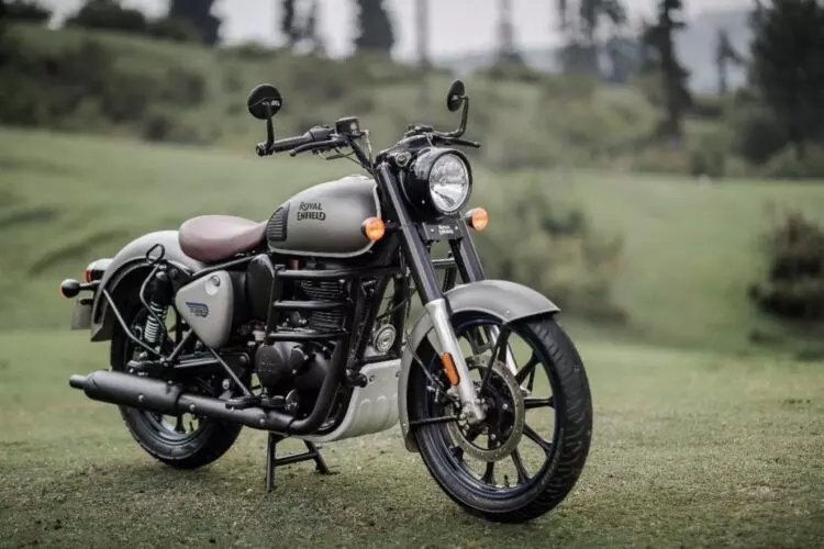 Royal Enfield : బుల్లెట్, క్లాసిక్ బైక్ కొనాలనుకుంటున్నారా? జేబుకు చిల్లు పడాల్సిందే Royal Enfield : బుల్లెట్, క్లాసిక్ బైక్ కొనాలనుకుంటున్నారా? జేబుకు చిల్లు పడాల్సిందే