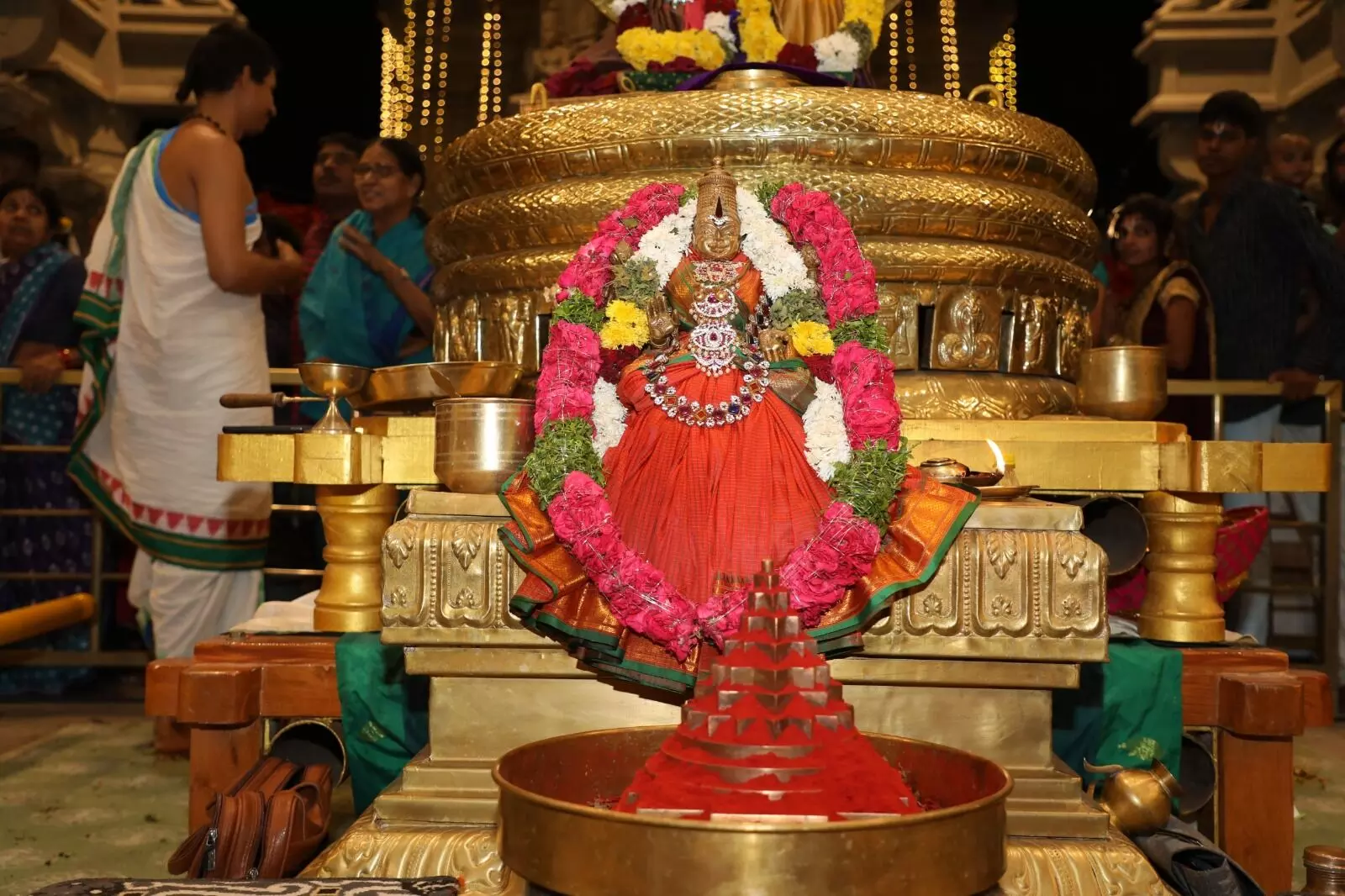 Kumkum Archana Only for Women: కుంకుమర్చన కేవలం స్త్రీలకేనా? పురుషులు చేస్తే కలిగే అద్భుత ఫలితాలివే.. Kumkum Archana Only for Women: కుంకుమర్చన కేవలం స్త్రీలకేనా? పురుషులు చేస్తే కలిగే అద్భుత ఫలితాలివే..